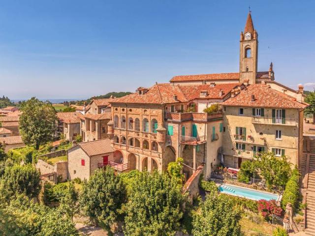 Vendesi casa indipendente a Bossolasco via Umberto I