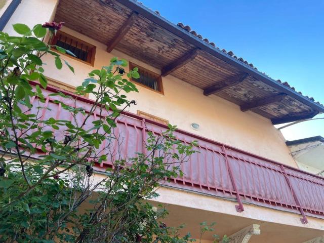 Vendesi casa indipendente a Barone Canavese