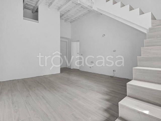 Vendesi casa indipendente a Besana in Brianza