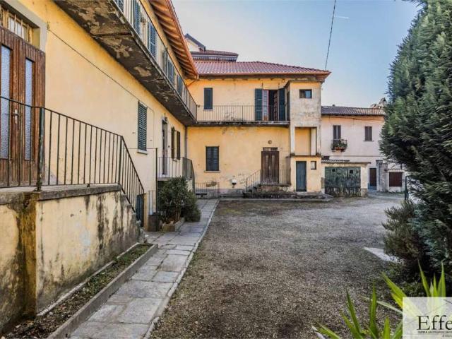 Vendesi casa indipendente a Besozzo via Sant Antonio, 34