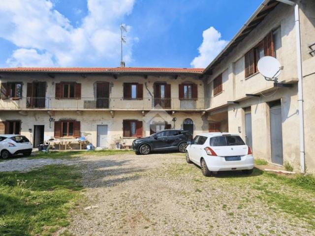 Vendesi casa indipendente a Besnate via Tomasetto, 22