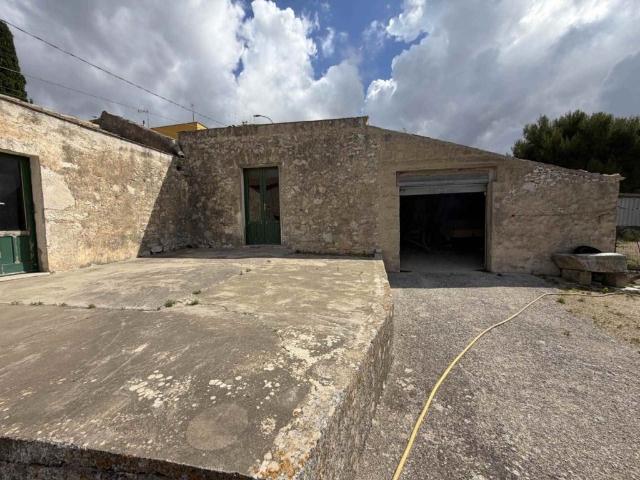 Vendesi casa indipendente a Buseto Palizzolo via Antonino Manzo