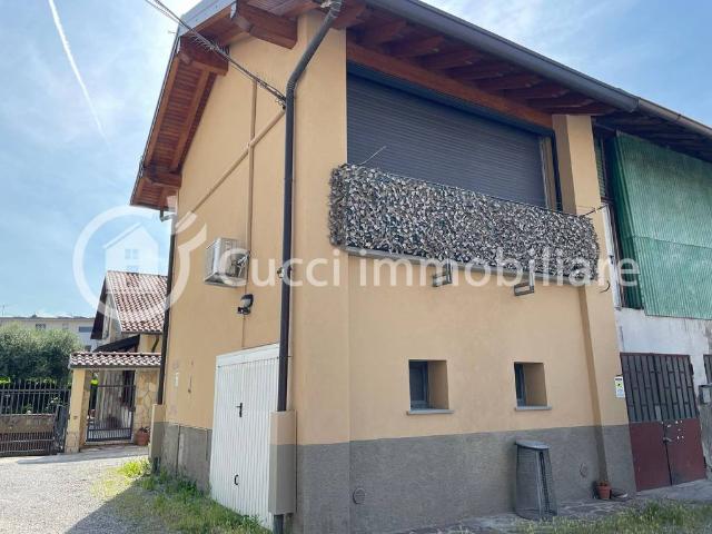 Vendesi casa indipendente a Busnago via Piave, 17