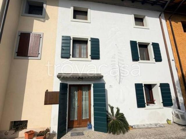 Vendesi casa indipendente a Gorizzo, Camino al Tagliamento