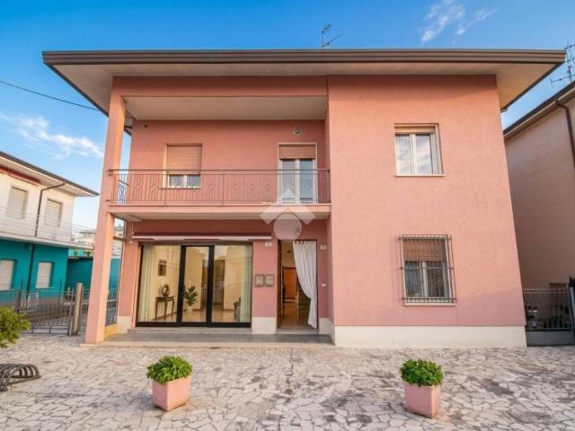 Vendesi casa indipendente a Gambettola via de gasperi, 65