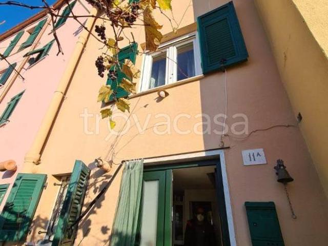 Vendesi casa indipendente a Genova via Vigo di Fassa, 11, Bavari