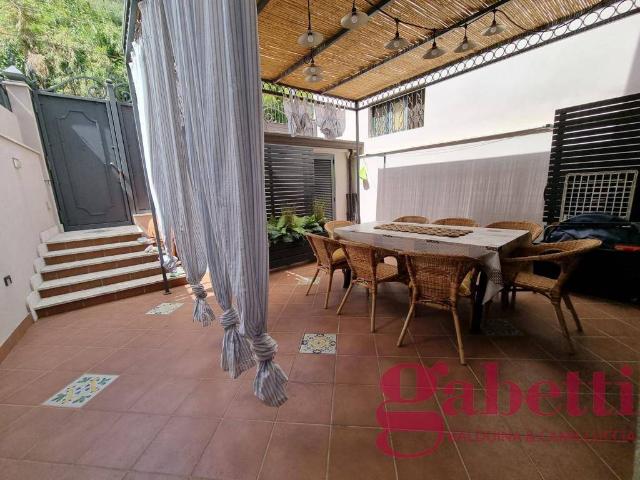 Vendesi casa indipendente a Giardini Naxos corso Umberto I, 379