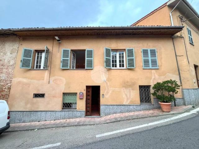 Vendesi casa indipendente a Grana via Garibaldi, 57