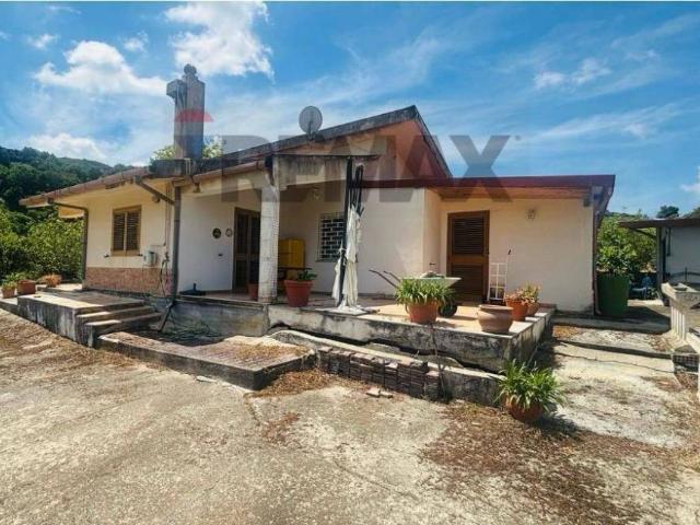 Vendesi casa indipendente a Gualtieri Sicaminò