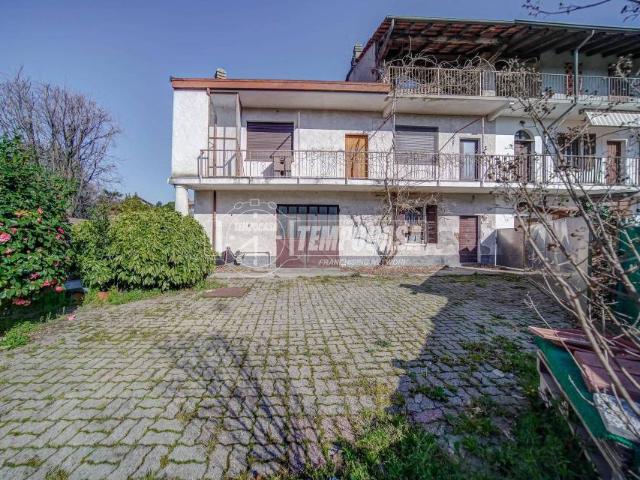 Vendesi casa indipendente a Divignano via XXV Aprile