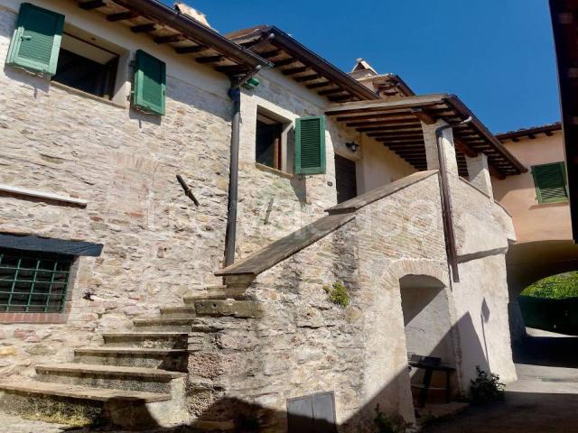 Vendesi casa indipendente a Foligno