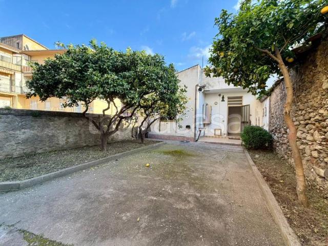 Vendesi casa indipendente a Falcone via Marina, 6