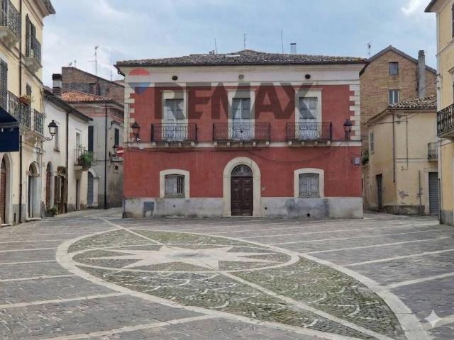 Vendesi casa indipendente a Fara Filiorum Petri piazza del Mercato