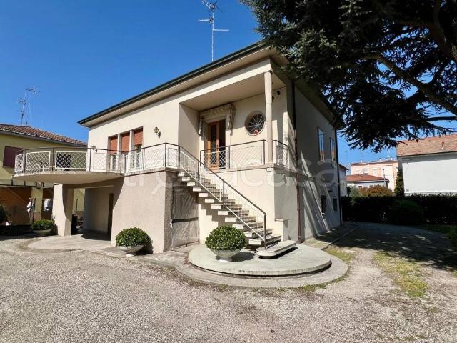 Vendesi casa indipendente a Finale Emilia