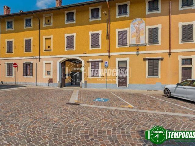 Vendesi casa indipendente a Inveruno piazza Crocifisso