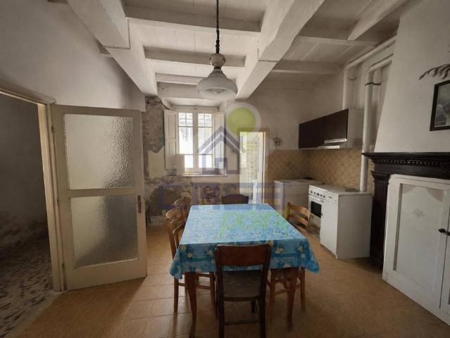 Vendesi casa indipendente a Isola Dovarese