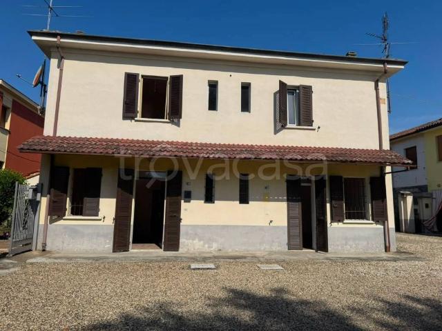 Vendesi casa indipendente a Lomello via Giuseppe Garibaldi, 4