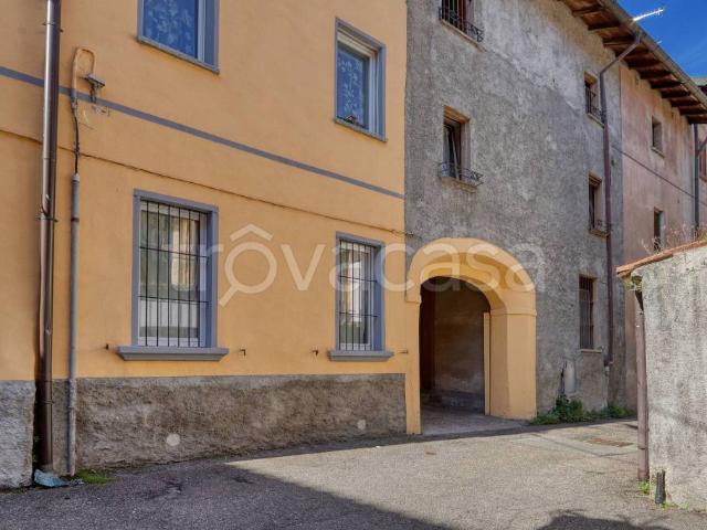 Vendesi casa indipendente a Lavena, Lavena Ponte Tresa