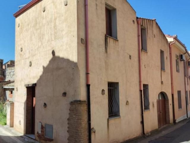Vendesi casa indipendente a Laconi via Maggiore, 37
