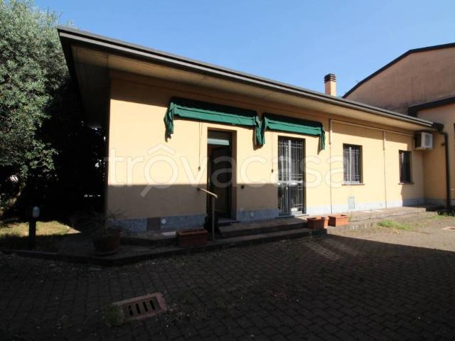 Vendesi casa indipendente a Limbiate via Matteotti, 13