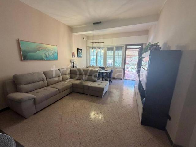Vendesi casa indipendente a Luni