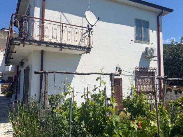 Vendesi casa indipendente a Luni, Isola