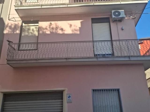 Vendesi casa indipendente a Motta Sant'Anastasia via Groffedo Mameli 14