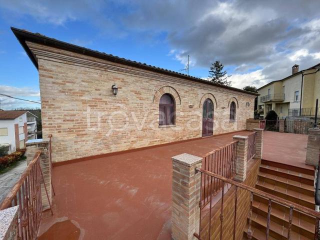 Vendesi casa indipendente a Montottone piazza Mario Cifola, snc