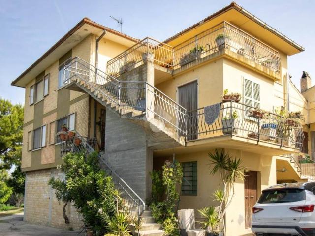 Vendesi casa indipendente a Monterubbiano