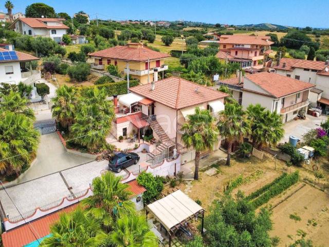Vendesi casa indipendente a Mosciano Sant'Angelo
