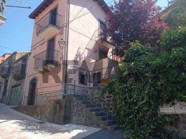 Vendesi casa indipendente a Malvagna via dietro serbatoio, 6