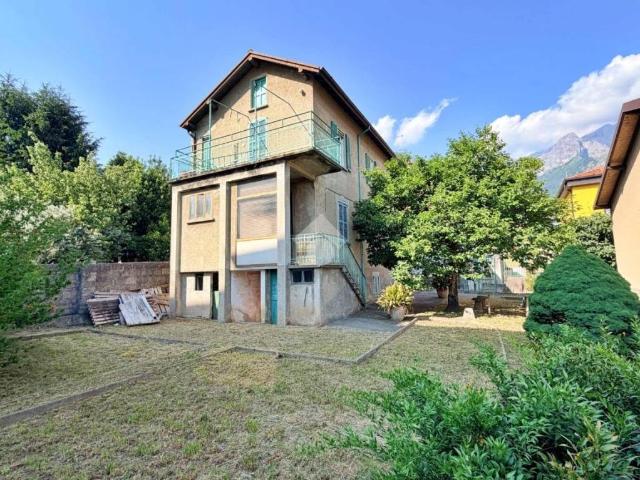 Vendesi casa indipendente a Mandello del Lario via al Bellano, 21