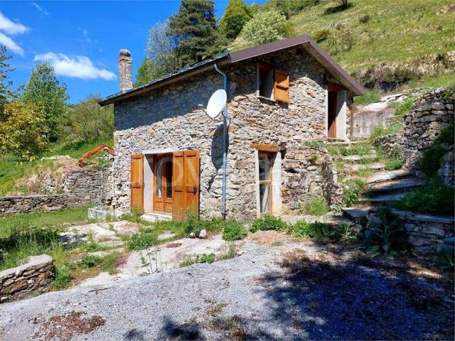 Vendesi casa indipendente a Mendatica strada Provinciale