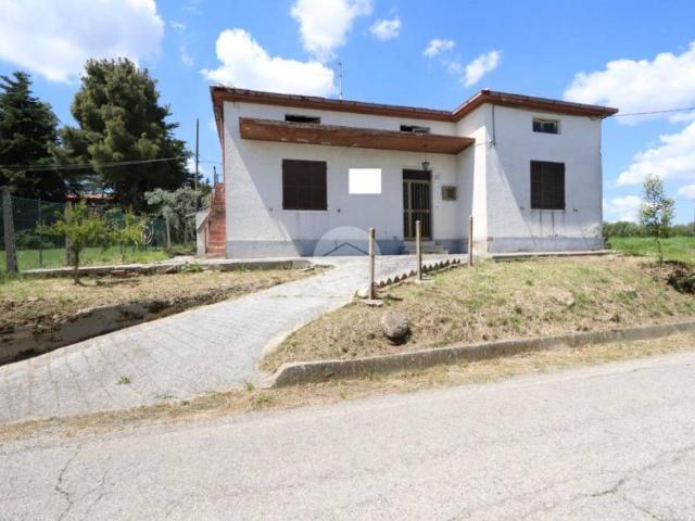 Vendesi casa indipendente a Nereto via sp7c, 9