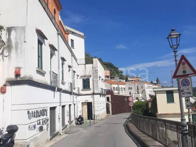 Vendesi casa indipendente a Salerno via Giuseppe Paesano, 9, Centro Storico Teatro Verdi