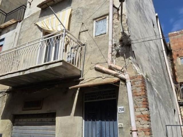 Vendesi casa indipendente a San Cataldo via Baldi