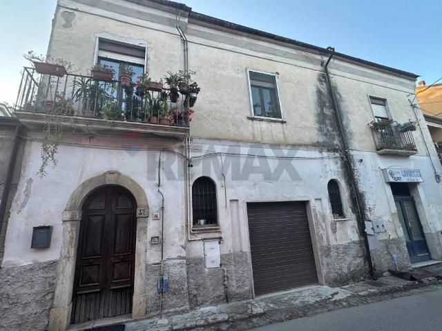 Vendesi casa indipendente a San Leucio del Sannio