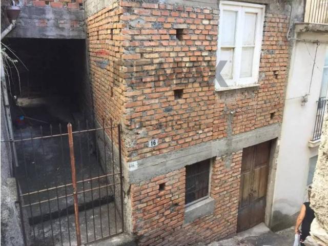 Vendesi casa indipendente a Santa Lucia del Mela vico gesu\' e maria, 15