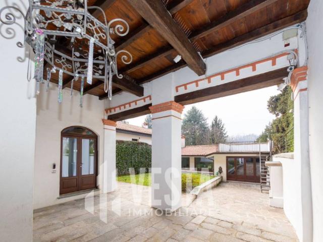 Vendesi casa indipendente a Santa Maria Hoè via Santa Petronilla