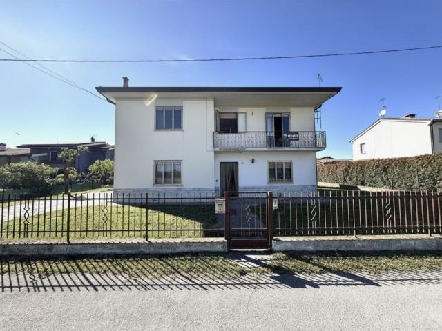 Vendesi casa indipendente a Sant'Elena