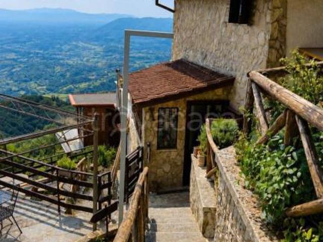 Vendesi casa indipendente a Serrone