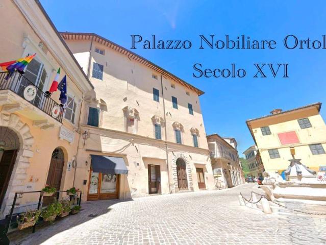 Vendesi casa indipendente a Serra San Quirico piazza della Libertà