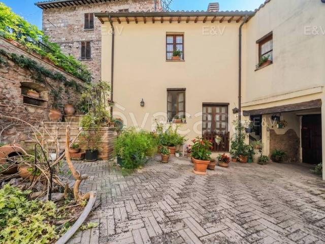 Vendesi casa indipendente a Spello via Consolare