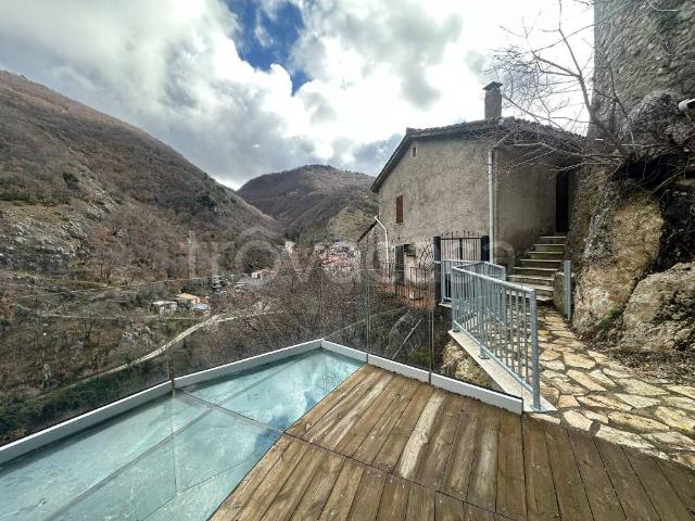 Vendesi casa indipendente a Polino via del Terrore