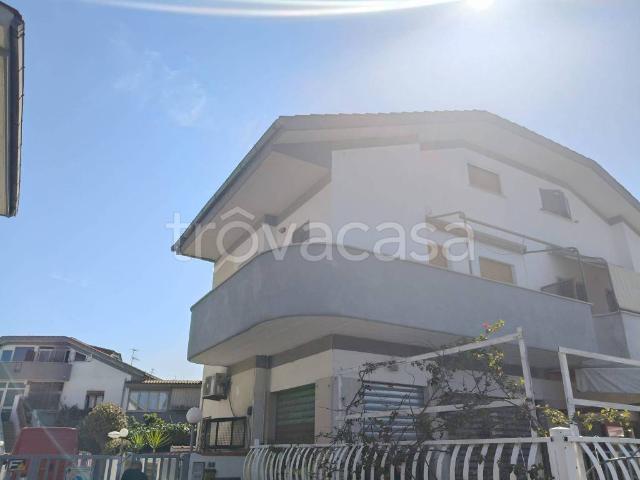 Vendesi casa indipendente a Pomezia viale Po