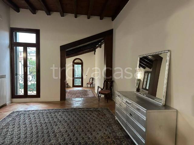 Vendesi casa indipendente a Padova via Cesare Battisti, Santa Sofia Altinate