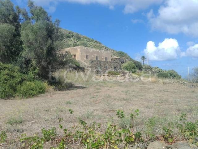 Vendesi casa indipendente a Pantelleria
