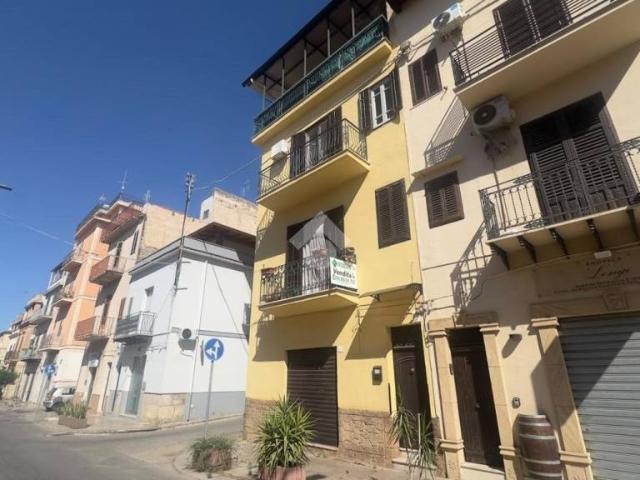 Vendesi casa indipendente a Partinico corso dei Mille, 433