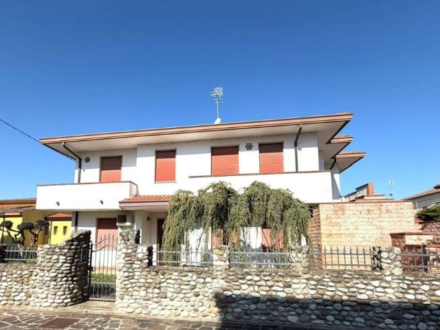 Vendesi casa indipendente a Pettorazza Grimani via Roma 11