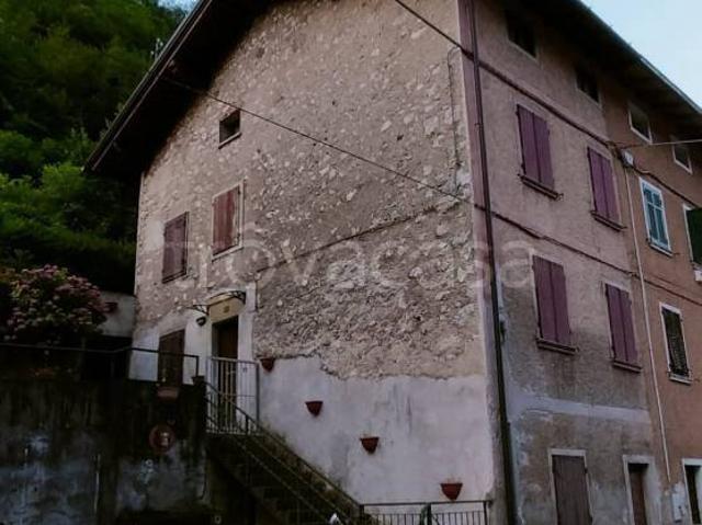 Vendesi casa indipendente a Pedemonte via Longhi, 47